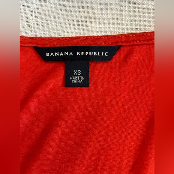 Banana Republic Plunging V - Picture 2 of 4